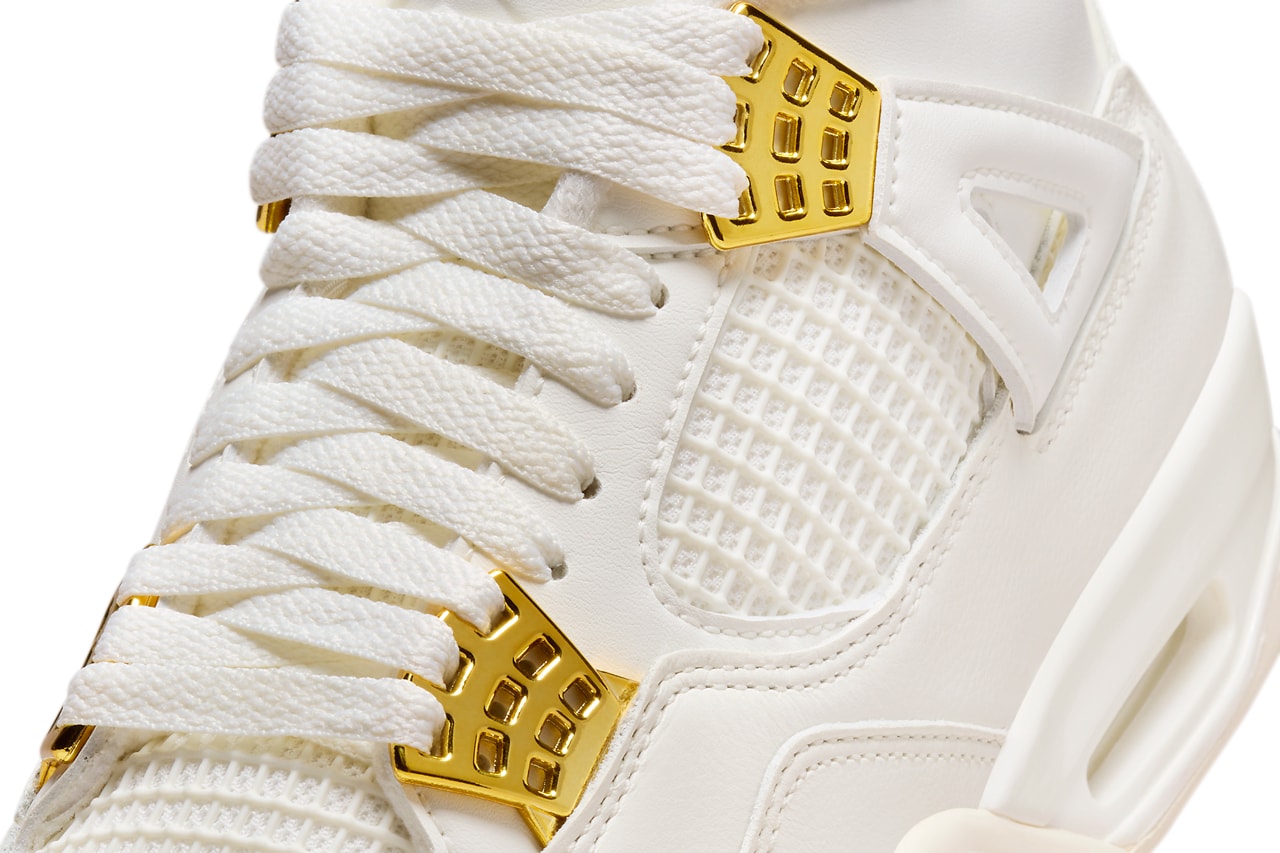 Jordan 4 Metallic gold, composta da base in pelle bianca e occhielli per i lacci in oro Metallizzato