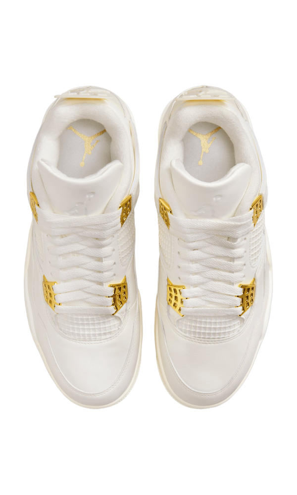 Jordan 4 Metallic gold, composta da base in pelle bianca e occhielli per i lacci in oro Metallizzato