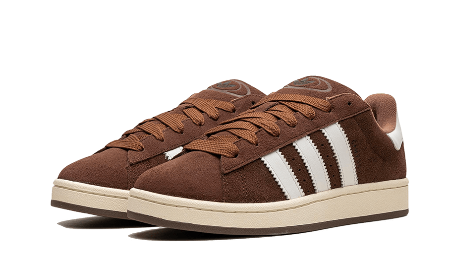 adidas campus bark brown, composte da un nabuk marrone a contrasto con le tre strisce bianche di adidas