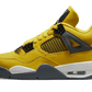 Le nuove scarpe Jordan 4 Yellow Thunder: un mix audace di giallo vibrante e nero intenso. L'iconico design di Michael Jordan con dettagli contemporanei. Un'esplosione di stile e energia in ogni passo.