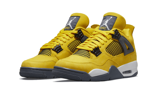 Le nuove scarpe Jordan 4 Yellow Thunder: un mix audace di giallo vibrante e nero intenso. L'iconico design di Michael Jordan con dettagli contemporanei. Un'esplosione di stile e energia in ogni passo.